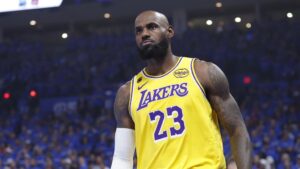 LeBron James im Trikot der Los Angeles Lakers schaut nachdenklich auf das Spielfeld