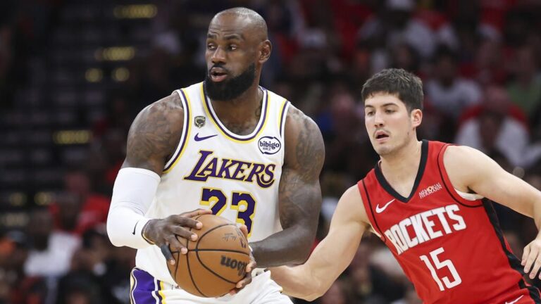 LeBron James fokussiert im Trikot der Los Angeles Lakers auf dem Spielfeld