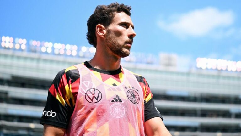 Leon Goretzka im Trikot des FC Bayern München blickt nachdenklich auf das Spielfeld