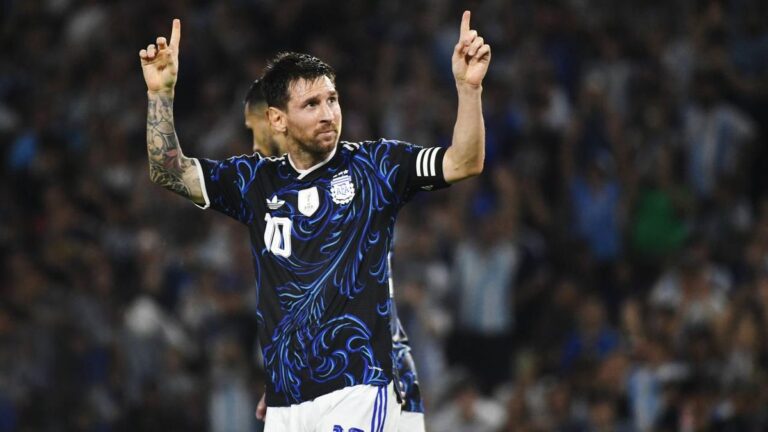 Lionel Messi im Trikot der argentinischen Nationalmannschaft beim Torjubel