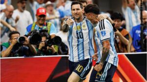 Lionel Messi jubelt im Trikot von Argentinien über seinen historischen Rekordtreffer bei der Weltmeisterschaft