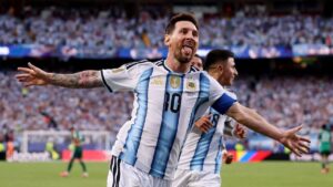 Lionel Messi jubelt im Trikot der argentinischen Nationalmannschaft bei der Weltmeisterschaft