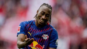 Yan Diomande im Trikot von RB Leipzig bejubelt auf dem Spielfeld einen Treffer