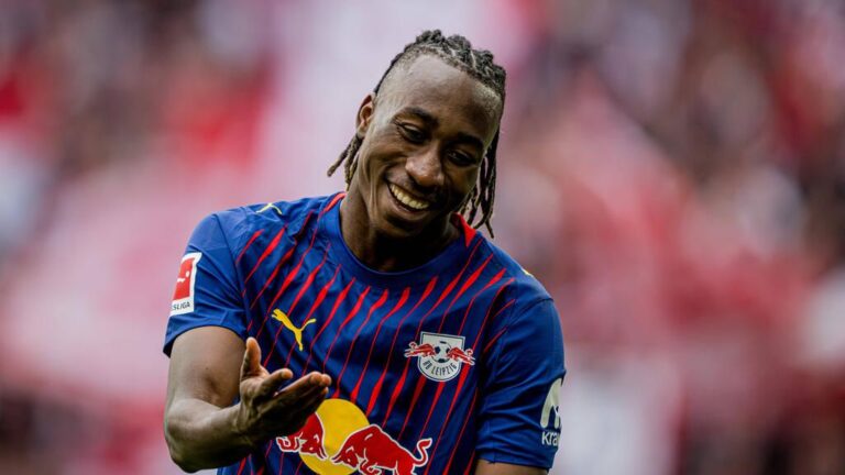 Yan Diomande im Trikot von RB Leipzig bejubelt auf dem Spielfeld einen Treffer