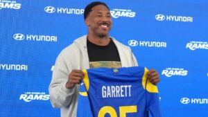 Myles Garrett im Trikot der Los Angeles Rams steht fokussiert auf dem Spielfeld während eines NFL-Spiels