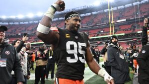 Myles Garrett im Trikot der Cleveland Browns fokussiert vor einem Spielzug