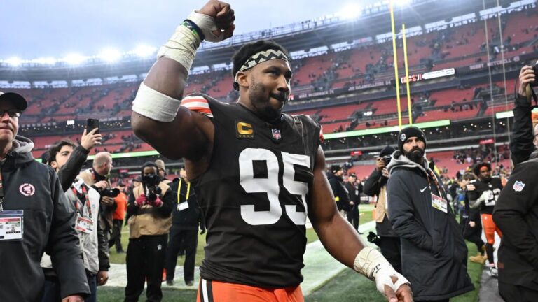 Myles Garrett im Trikot der Cleveland Browns fokussiert vor einem Spielzug