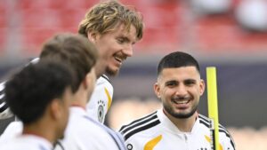 Deniz Undav im Trikot der deutschen Nationalmannschaft fokussiert vor einem Länderspiel
