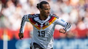 Leroy Sané im Trikot der deutschen Nationalmannschaft mit nachdenklichem Gesichtsausdruck auf dem Spielfeld