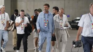 Jürgen Klopp als Red-Bull-Fußballchef mit ernstem Blick vor dem Logo von RB Leipzig.