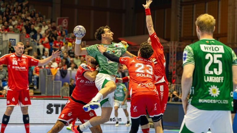 Handballer der MT Melsungen jubeln auf dem Spielfeld über den Einzug in die Champions League.