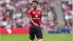 Jadon Sancho und Casemiro im Trikot von Manchester United auf dem Spielfeld der Premier League.