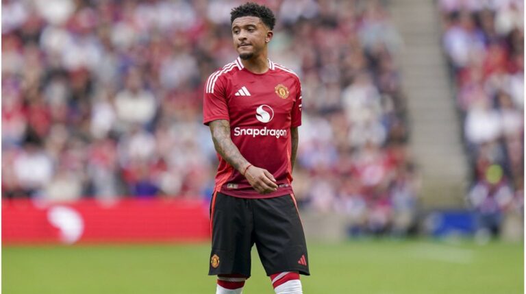 Jadon Sancho und Casemiro im Trikot von Manchester United auf dem Spielfeld der Premier League.
