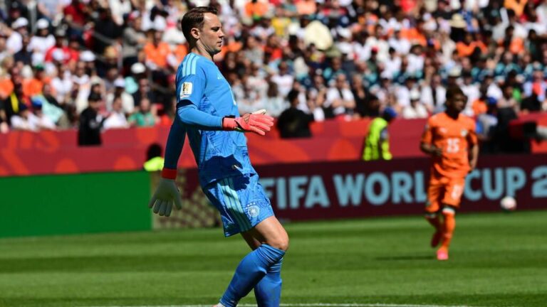 Manuel Neuer im Trikot der deutschen Nationalmannschaft während eines WM-Spiels auf dem Platz