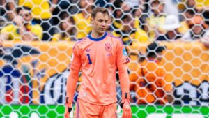 Torwart Manuel Neuer blickt im Trikot der deutschen Nationalmannschaft enttäuscht auf das Spielfeld