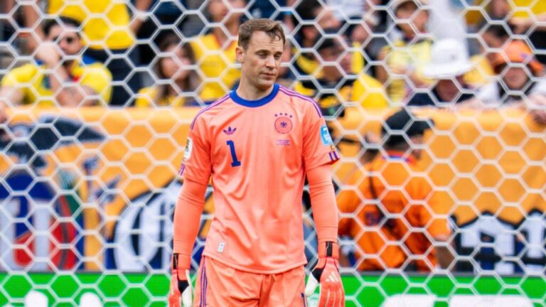 Torwart Manuel Neuer blickt im Trikot der deutschen Nationalmannschaft enttäuscht auf das Spielfeld