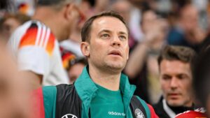 Manuel Neuer im Trikot der deutschen Nationalmannschaft blickt nachdenklich auf das Spielfeld
