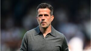 Trainer Marco Silva steht nachdenklich an der Seitenlinie im Stadion des FC Fulham