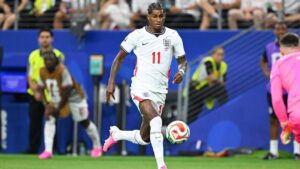 Marcus Rashford im Trikot von Manchester United blickt nachdenklich auf das Spielfeld.