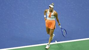 Tennisspielerin Marketa Vondrousova blickt nachdenklich auf dem Platz. Die Tschechin wurde für vier Jahre gesperrt.