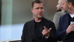 Markus Krösche gestikuliert am Spielfeldrand bei einem Spiel von Eintracht Frankfurt