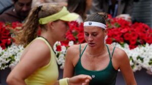 Tennisspielerin Marta Kostyuk fokussiert auf dem Sandplatz der French Open