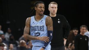 Ja Morant im Trikot der Memphis Grizzlies dribbelt mit dem Basketball auf dem Spielfeld.