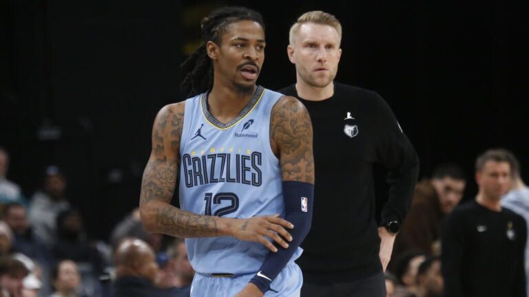 Ja Morant im Trikot der Memphis Grizzlies dribbelt mit dem Basketball auf dem Spielfeld.