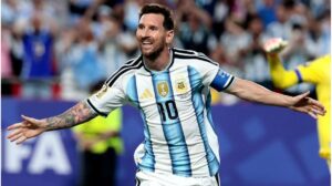Split-Screen von Lionel Messi im Argentinien-Trikot und Kylian Mbappé im Frankreich-Trikot beim Torjubel