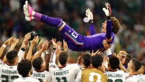 Mexikos Torwart Guillermo Ochoa jubelt beim 3:0-Sieg gegen Tschechien mit der Kapitänsbinde im Aztekenstadion.