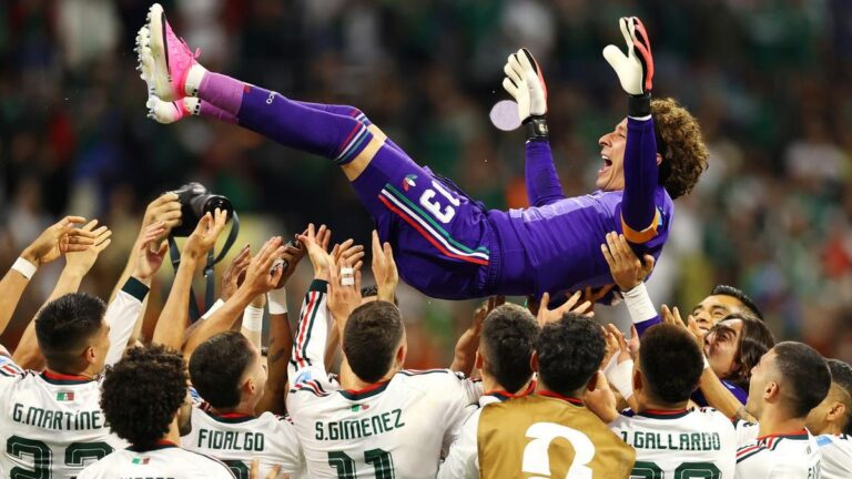 Mexikos Torwart Guillermo Ochoa jubelt beim 3:0-Sieg gegen Tschechien mit der Kapitänsbinde im Aztekenstadion.