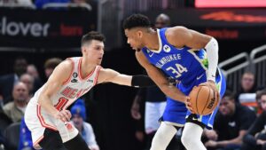 Giannis Antetokounmpo im Trikot der Milwaukee Bucks beim Dribbling auf dem NBA-Court