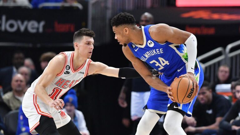Giannis Antetokounmpo im Trikot der Milwaukee Bucks beim Dribbling auf dem NBA-Court