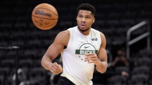 Giannis Antetokounmpo im Trikot der Milwaukee Bucks beim Dribbling auf dem Basketballfeld