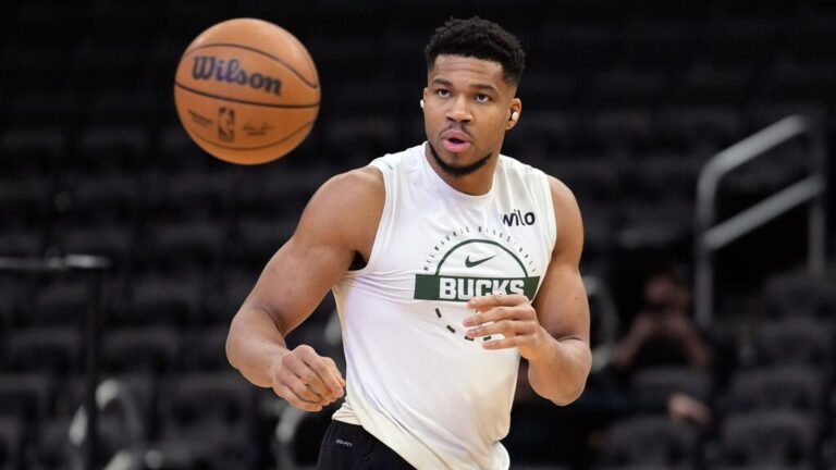 Giannis Antetokounmpo im Trikot der Milwaukee Bucks beim Dribbling auf dem Basketballfeld