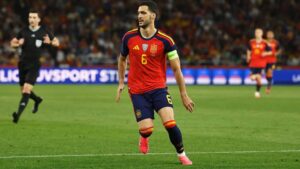 Mikel Merino im Trikot der spanischen Nationalmannschaft beim Jubel auf dem Spielfeld