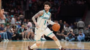 LaMelo Ball dribbelt den Basketball im Trikot der Charlotte Hornets während eines NBA-Spiels