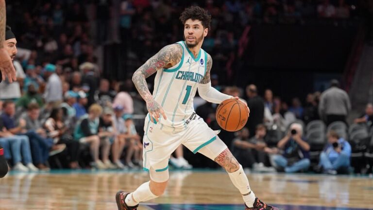 LaMelo Ball dribbelt den Basketball im Trikot der Charlotte Hornets während eines NBA-Spiels