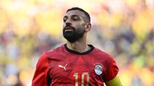 Mo Salah im Trikot der ägyptischen Nationalmannschaft konzentriert auf dem Spielfeld bei einem internationalen Turnier.