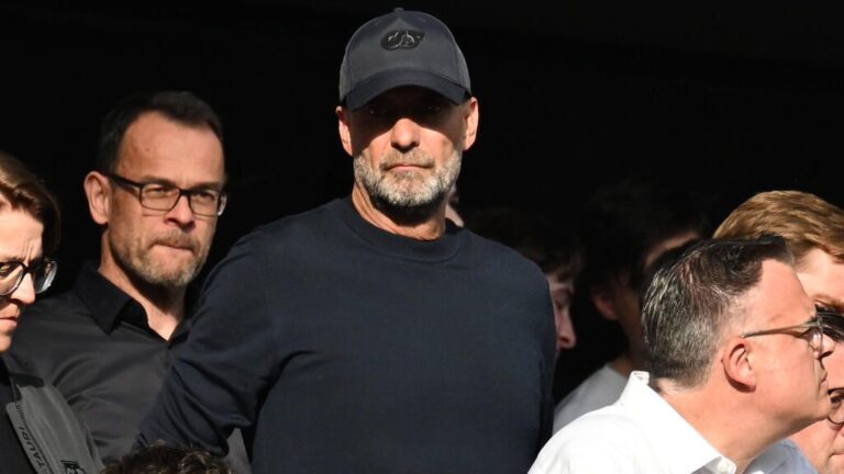 Jürgen Klopp blickt nachdenklich während seiner Tätigkeit als TV-Experte am Spielfeldrand