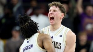 Basketball-Talent Hannes Steinbach konzentriert beim Freiwurf im Trikot der Washington Huskies