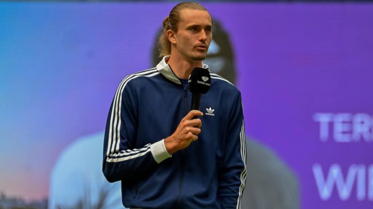 Ein jubelnder Alexander Zverev auf dem Sandplatz der French Open