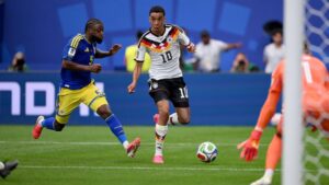 Jamal Musiala und Bundestrainer Julian Nagelsmann im Gespräch am Spielfeldrand bei der WM 2026