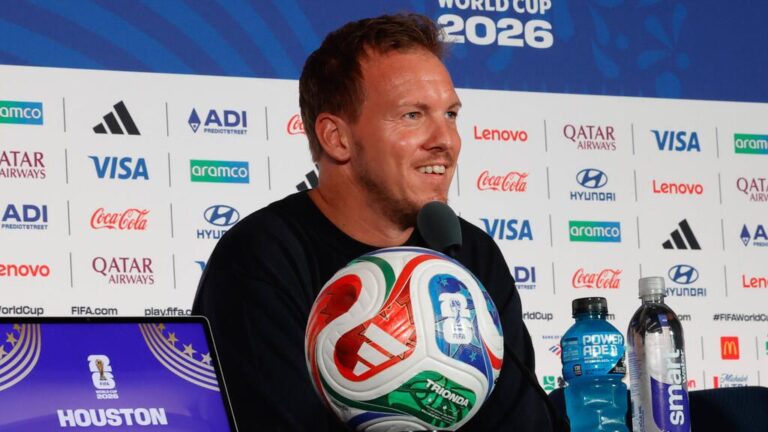 Bundestrainer Julian Nagelsmann blickt während einer DFB-Pressekonferenz zur WM konzentriert in die Kamera