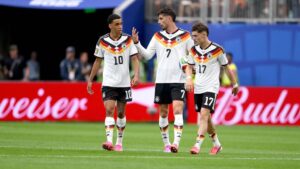 Bundestrainer Julian Nagelsmann gibt am Spielfeldrand taktische Anweisungen bei der Weltmeisterschaft in den USA