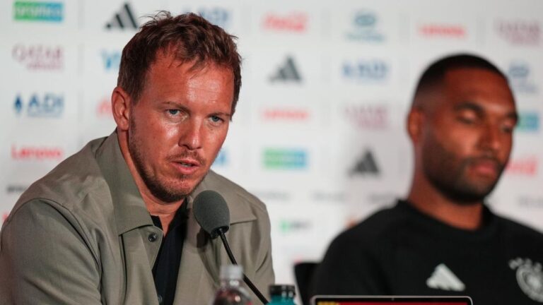 Bundestrainer Julian Nagelsmann gibt gestikulierend taktische Anweisungen an Nationalspieler Leroy Sané.
