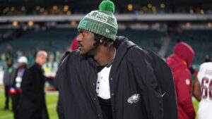 Wide Receiver A.J. Brown im Trikot der Philadelphia Eagles mit Football auf dem Spielfeld