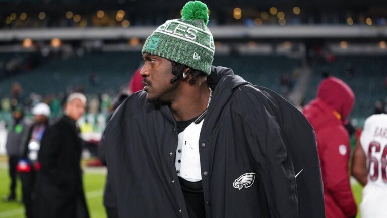 Wide Receiver A.J. Brown im Trikot der Philadelphia Eagles mit Football auf dem Spielfeld