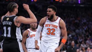 Jalen Brunson und OG Anunoby von den New York Knicks jubeln auf dem Feld nach dem Sieg gegen die San Antonio Spurs