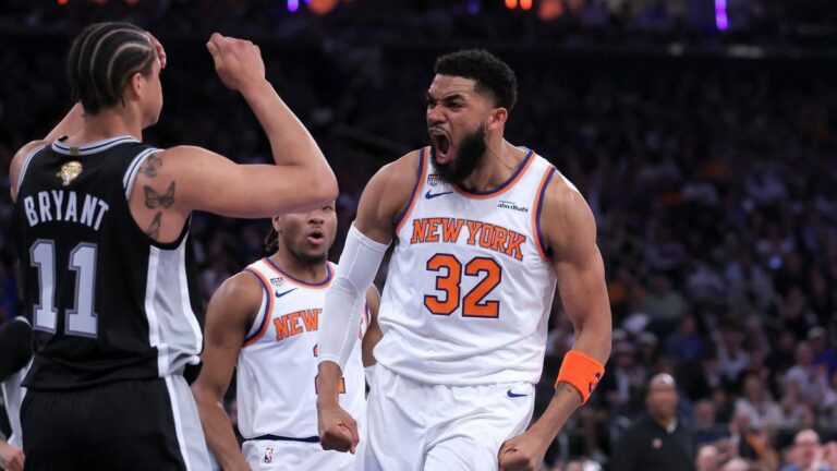 Jalen Brunson und OG Anunoby von den New York Knicks jubeln auf dem Feld nach dem Sieg gegen die San Antonio Spurs